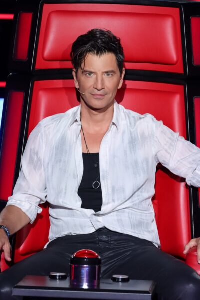 ΣΑΚΗΣ ΡΟΥΒΑΣ1 400x600 - «The Voice of Greece»: Πρώτη επιλογή του κοινού οι Blind Auditions ΣΑΚΗΣ ΡΟΥΒΑΣ1 400x600 - «The Voice of Greece»: Πρώτη επιλογή του κοινού οι Blind Auditions