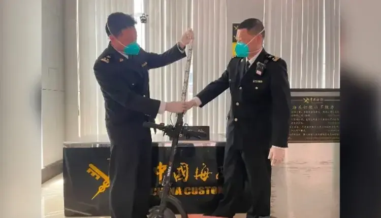 Τύπος πιάστηκε στα κινεζικά σύνορα με 84 λαθραίους SSDs μέσα σε ηλεκτρικό πατίνι (ΕΙΚΟΝΕΣ)