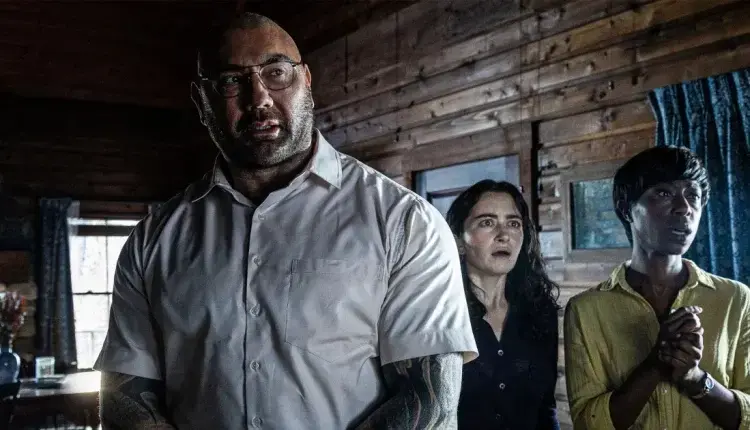 Knock at the Cabin: Μάθαμε πότε και σε ποια υπηρεσία θα παίξει η νέα ταινία του M. Night Shyamalan