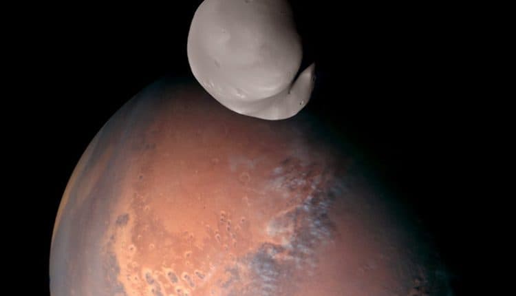 Εντυπωσιακές εικόνες του Δείμου, του μικρότερου δορυφόρου του Άρη, έστειλε στη Γη το διαστημικό σκάφος Hope