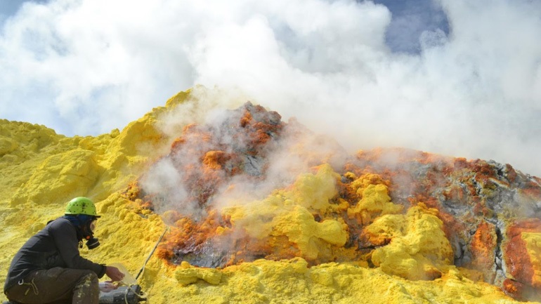 Ένα ηφαιστειακό μικρόβιο που τρώει το CO2 «εκπληκτικά γρήγορα», συμφωνα με επιστήμονες