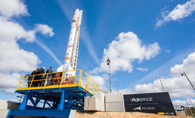 Ο πύραυλος Miura 1 φαίνεται να στέκεται όρθιος.