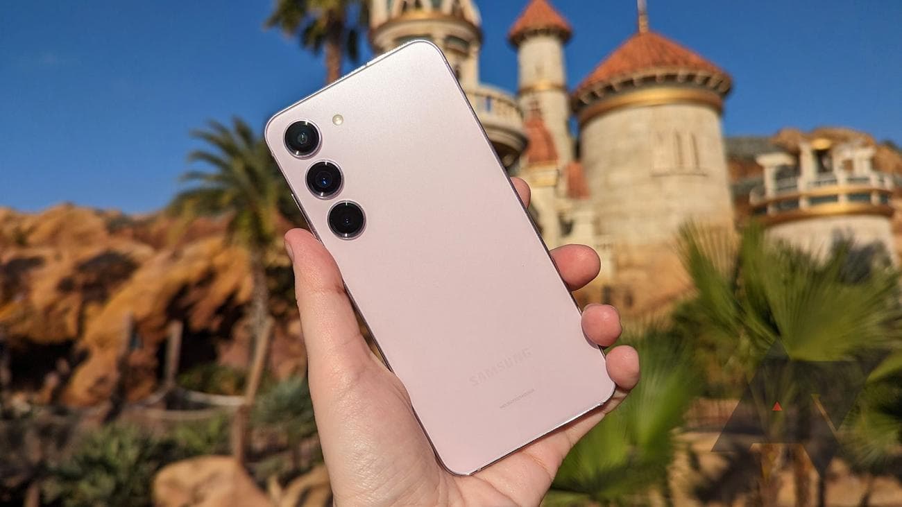 Samsung Galaxy S23 με ένα κάστρο στο βάθος
