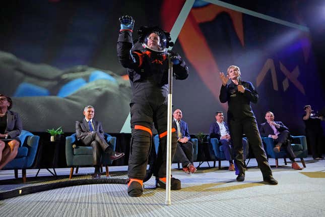 Ο επικεφαλής μηχανικός της Axiom Space, Jim Stein, επιδεικνύει μια πρωτότυπη στολή Artemis Moon, 15 Μαρτίου 2023.