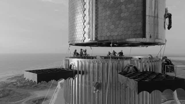 Μηχανικοί που παρακολούθησαν την πρώτη πλήρη στοίβαξη της ανώτερης σκηνής του Starship με τον ενισχυτή Super Heavy, 10 Αυγούστου 2021.