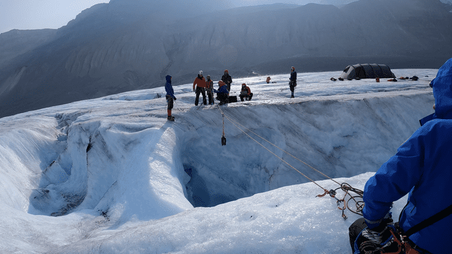 Η ομάδα JPL κατεβάζει την κεφαλή του αισθητήρα του ρομπότ σε έναν κατακόρυφο άξονα στη Βρετανική Κολομβία τον Σεπτέμβριο του 2022.