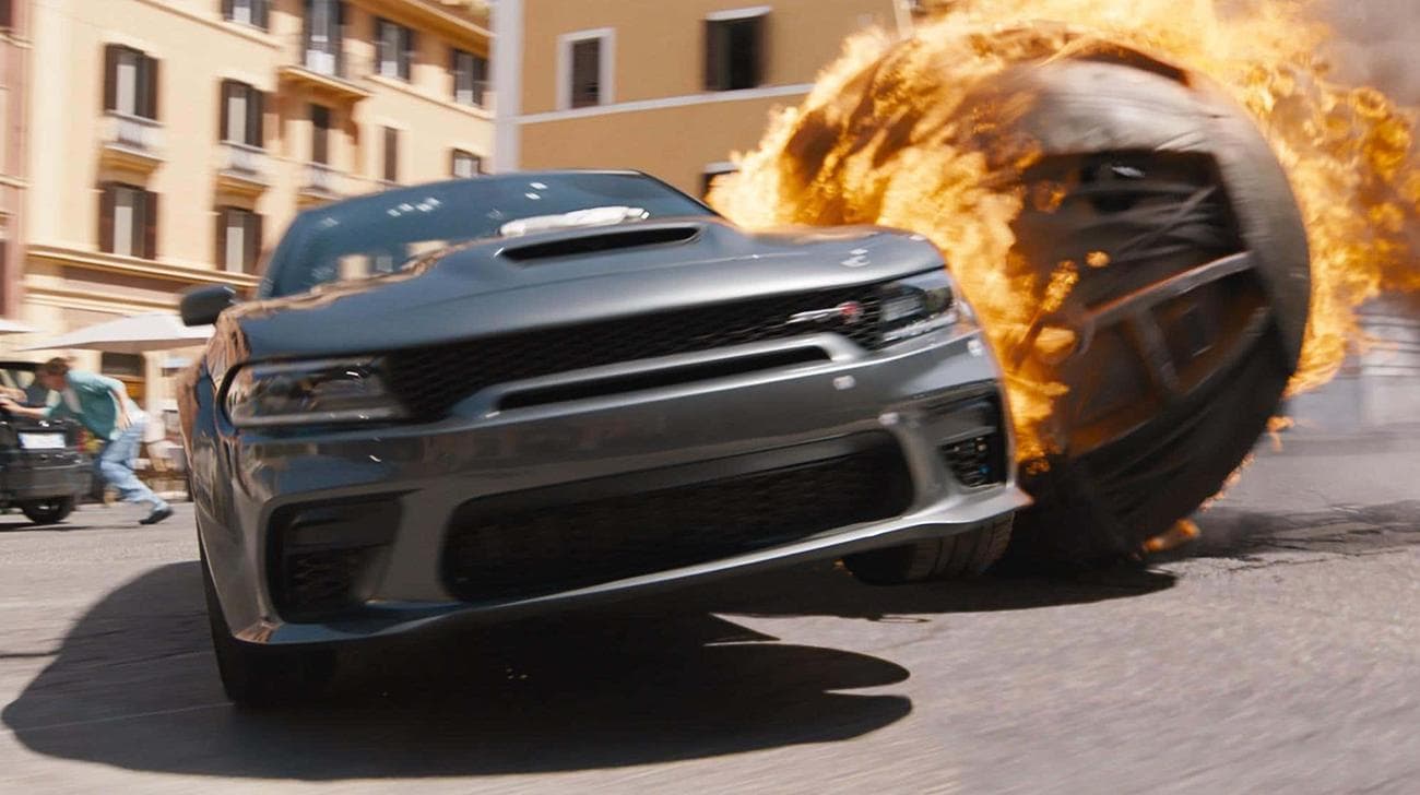 ένα αυτοκίνητο με φλεγόμενη βόμβα