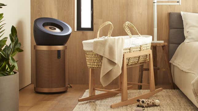 Ο καθαριστής αέρα Dyson Purifier Big+Quiet Formaldehyde στη γωνία ενός υπνοδωματίου δίπλα σε μια μπανιέρα.