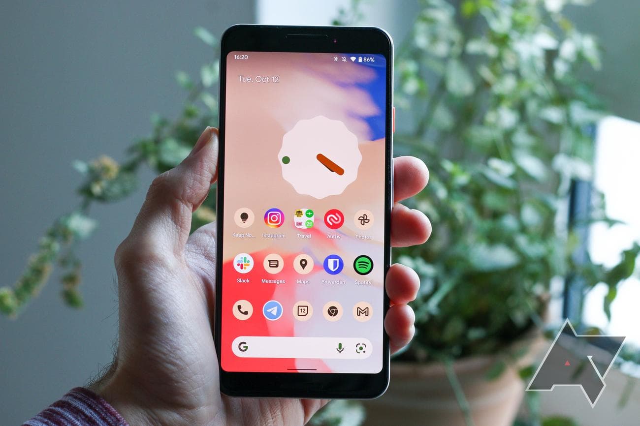 χέρι που κρατά το τηλέφωνο Android που δείχνει την αρχική οθόνη