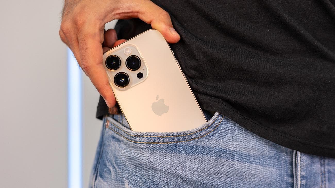 (Πιστωτική εικόνα - PhoneArena) Ναι, είναι αρκετά βαρύ - Το χειρότερο πράγμα για το iPhone 14 Pro μετά από 7 μήνες