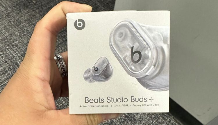 Beats Studio Buds+ με νέο διαφανές σχέδιο που διακρίνεται στο Best Buy
