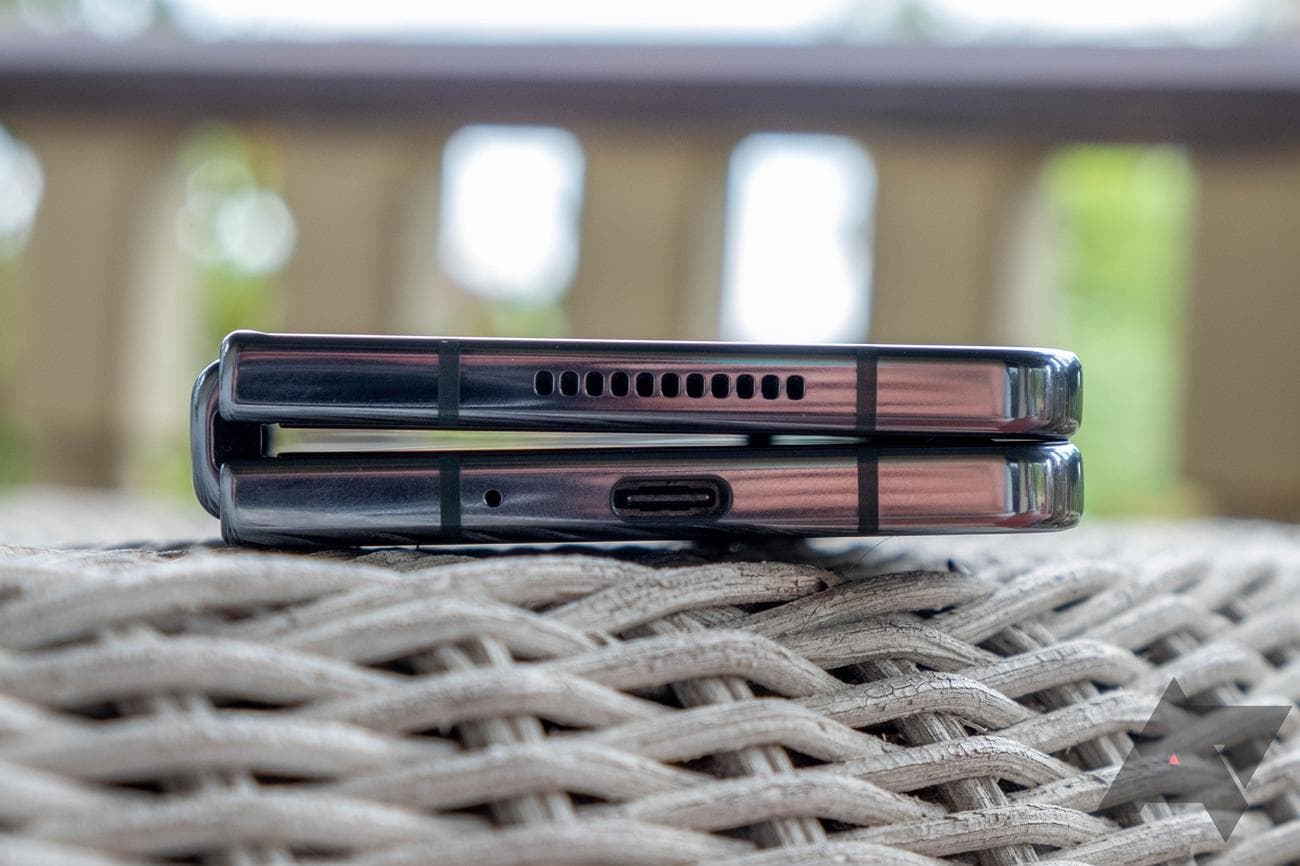 Το Galaxy Z Fold 4 όπως φαίνεται από κάτω, με ένα κενό ανάμεσα στην οθόνη του.