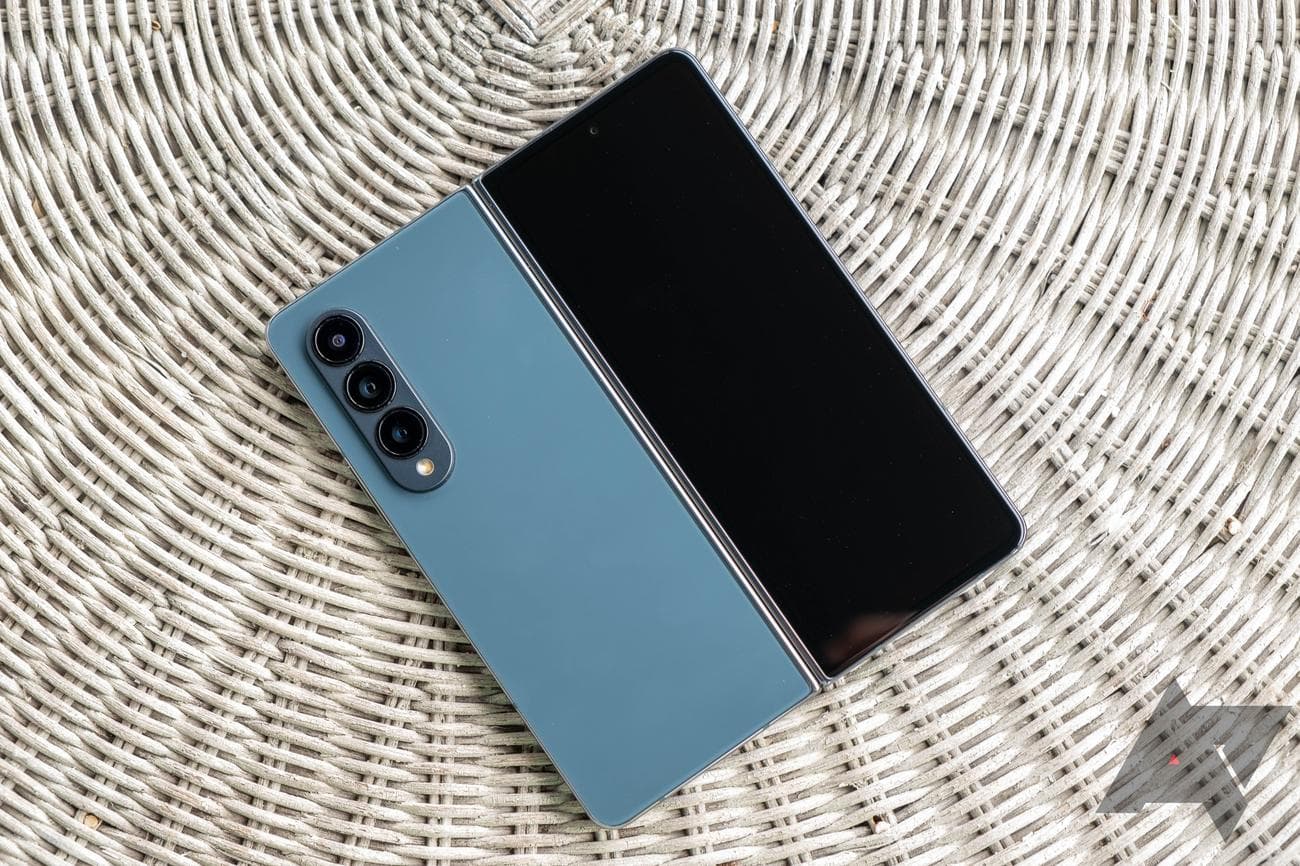 Το Galaxy Z Fold 4 βρίσκεται οριζόντια με τον μεντεσέ ανοιχτό και την εσωτερική οθόνη στραμμένη προς τα κάτω.