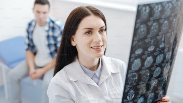 Guardian: Νέο εργαλείο τεχνητής νοημοσύνης ανιχνεύει με ακρίβεια τον καρκίνο