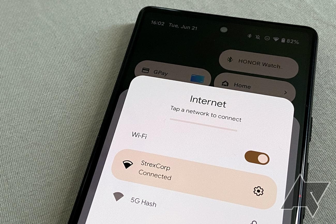 Internet toggle on a Google Pixel 6 phone running Android 13