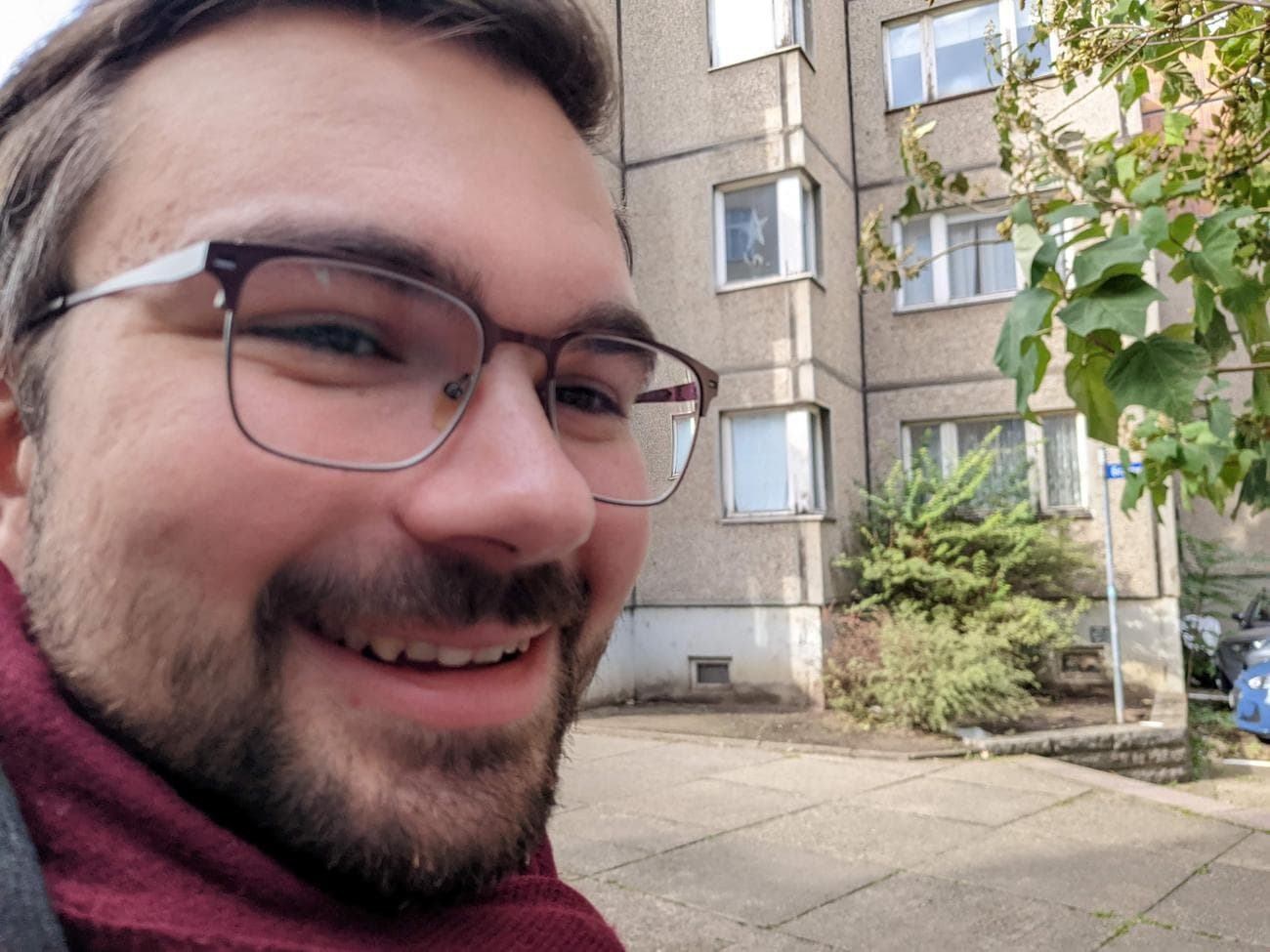 μια ελαφρώς θολή εικόνα ενός ατόμου με ένα κτίριο στο φόντο