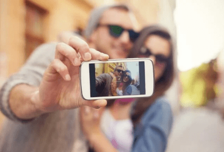 Γιατί τραβάμε φωτογραφίες σέλφι;
