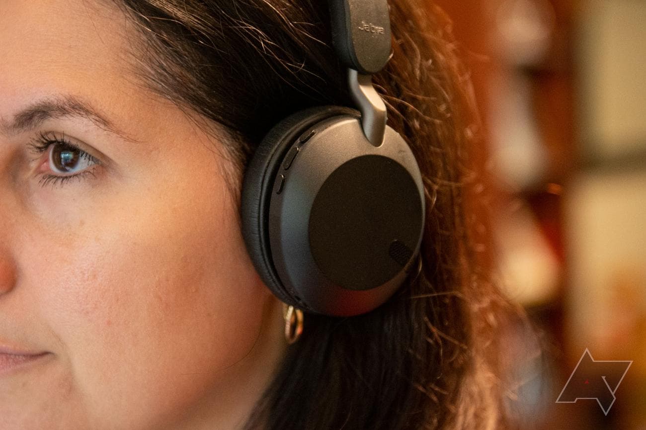 Μια γυναίκα που φοράει ακουστικά πάνω από το αυτί