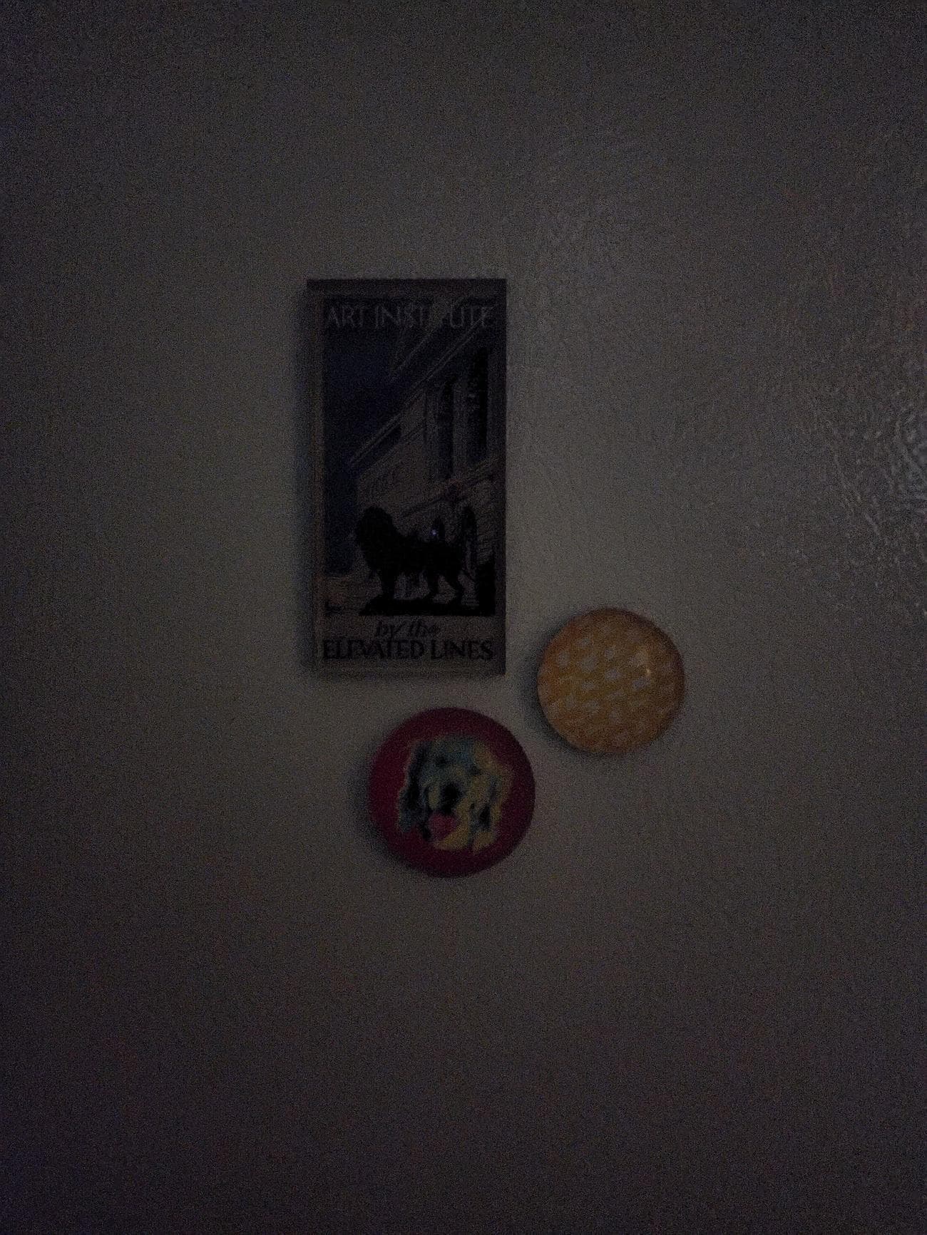 Μια σκοτεινή σκηνή με μαγνήτες ψυγείου που έχει τραβηχτεί χωρίς pixel binning.