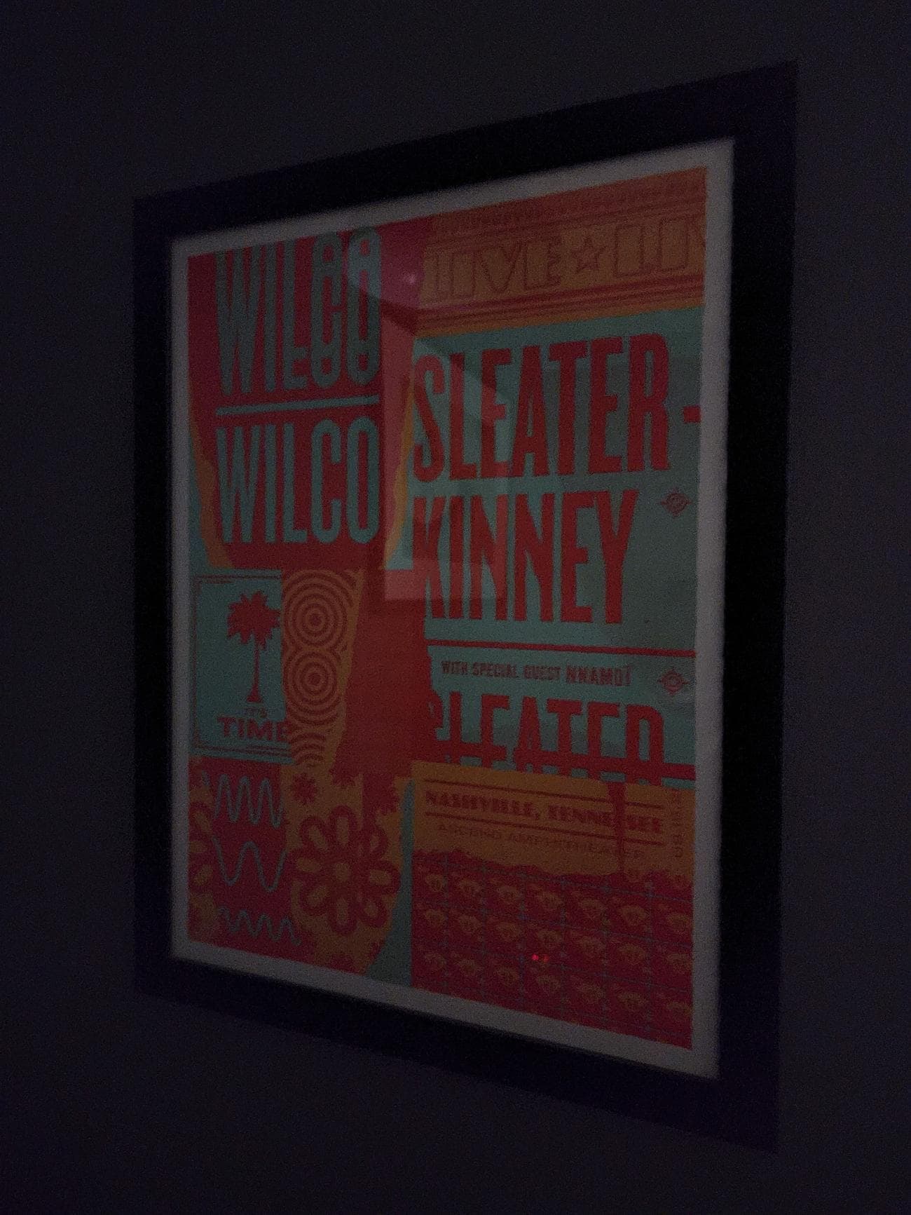 Μια σκοτεινή σκηνή μιας αφίσας συναυλίας που γυρίστηκε με pixel binning