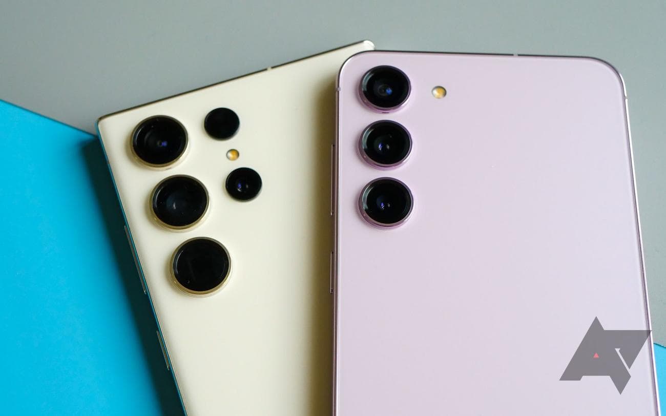 Ένα μωβ Galaxy S23+ τοποθετημένο πάνω από ένα λευκό S23 Ultra με τους φακούς της κάμερας να φαίνονται.