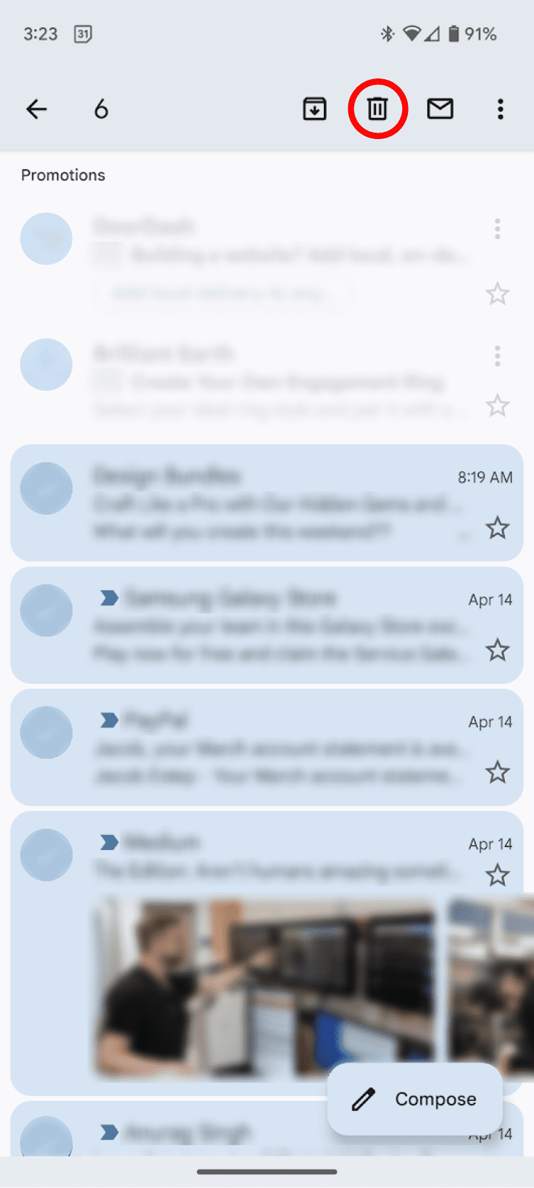email επιλεγμένα στο Gmail με τονισμένο το κουμπί διαγραφής