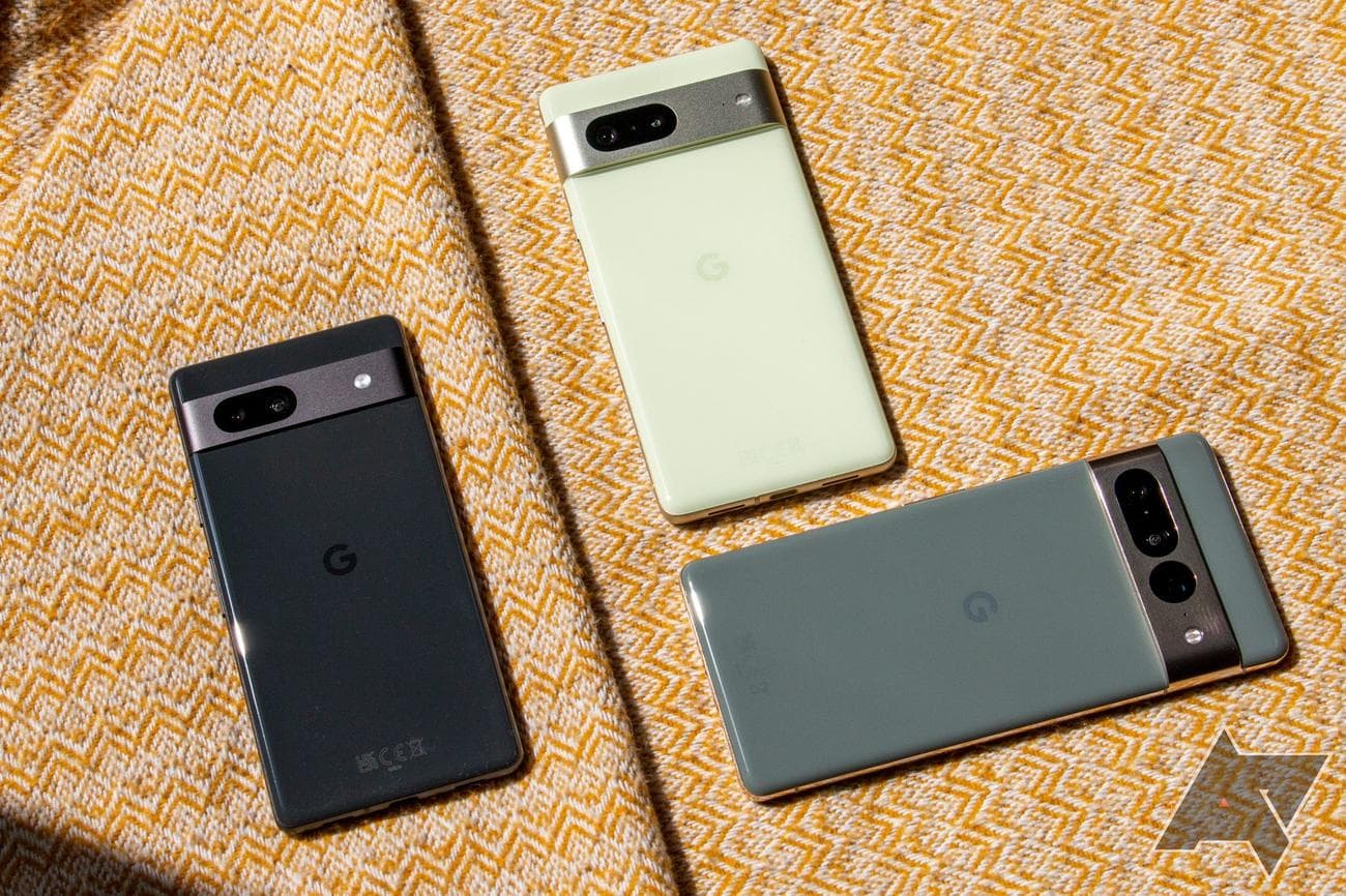 Τα Google Pixel 7a, Pixel 7 και Pixel 7 Pro είναι καλλιτεχνικά διατεταγμένα σε ένα κίτρινο φύλλο.
