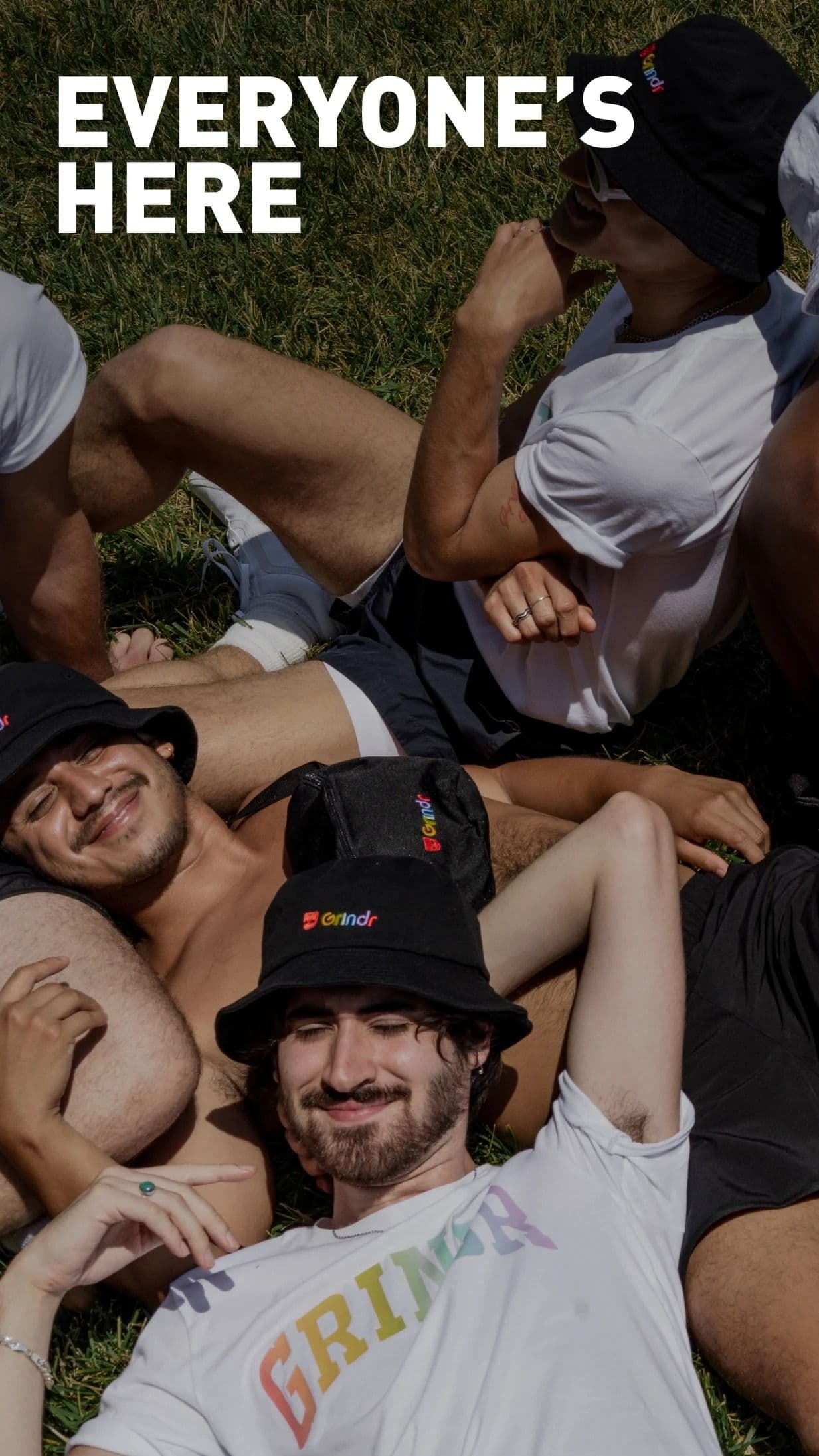 ομάδα ανδρών απλώθηκε σε ένα σωρό με λευκά πουκάμισα