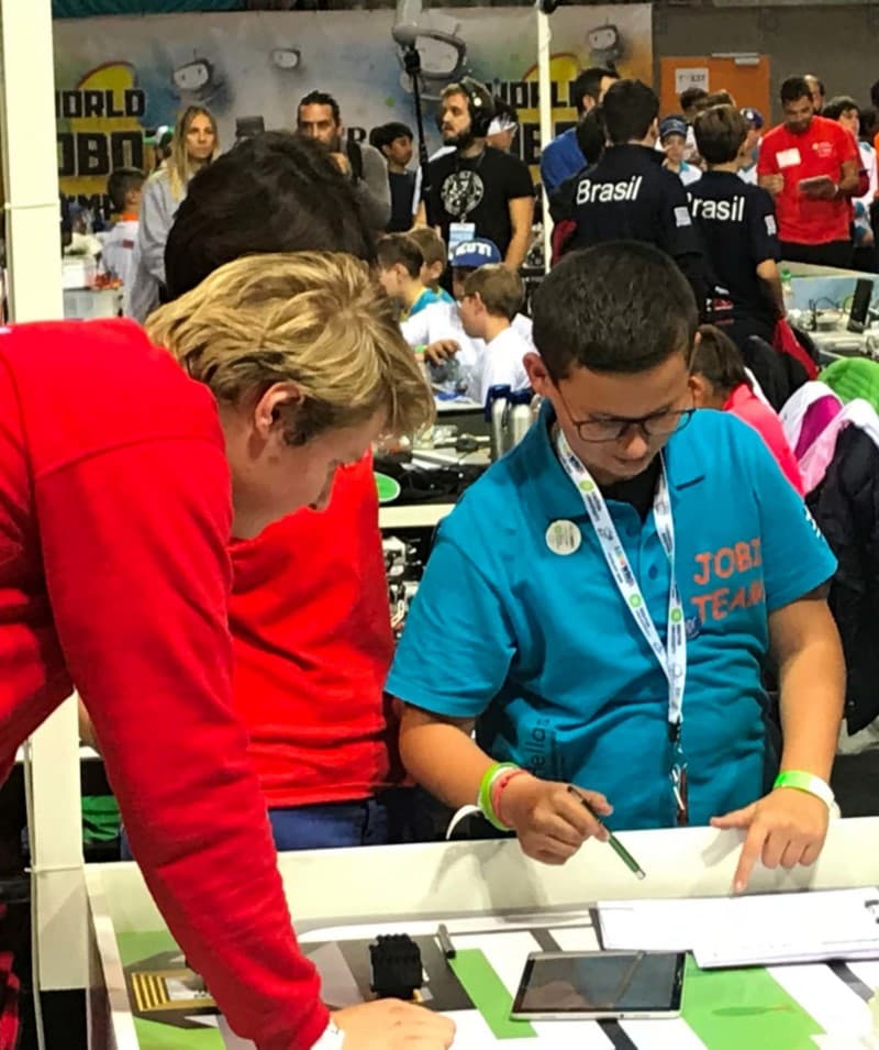 Βασίλης Ντάτης: Ο 11χρονος Έλληνας – “Αϊνστάιν” που κέρδισε μετάλλιο στην παγκόσμια Ολυμπιάδα Ρομποτικής - Εικόνα 3