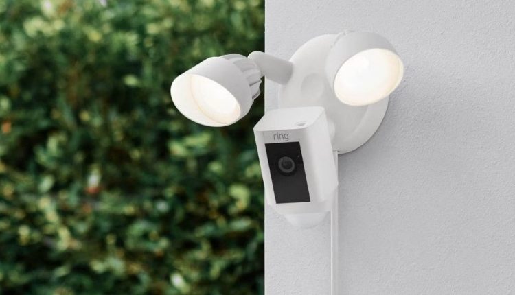 Αυτή η προσφορά Ring Floodlight Cam θα φωτίσει το σκοτεινό δρόμο σας για μια πάντα χαμηλή τιμή