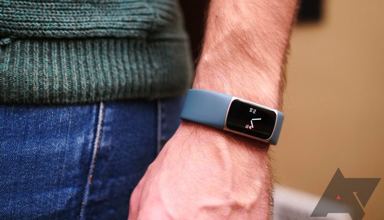 Αυτή η φανταστική προσφορά Fitbit Charge 5 φτάνει ακριβώς στην ώρα της για την Ημέρα της Μητέρας
