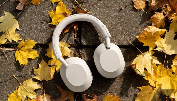 sony-wh-1000xm5-on-ground-1