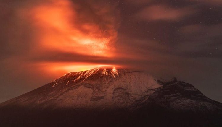 Δείτε το ηφαίστειο Popocatépetl του Μεξικού που εκρήγνυται και εκτοξεύει τέφρα
