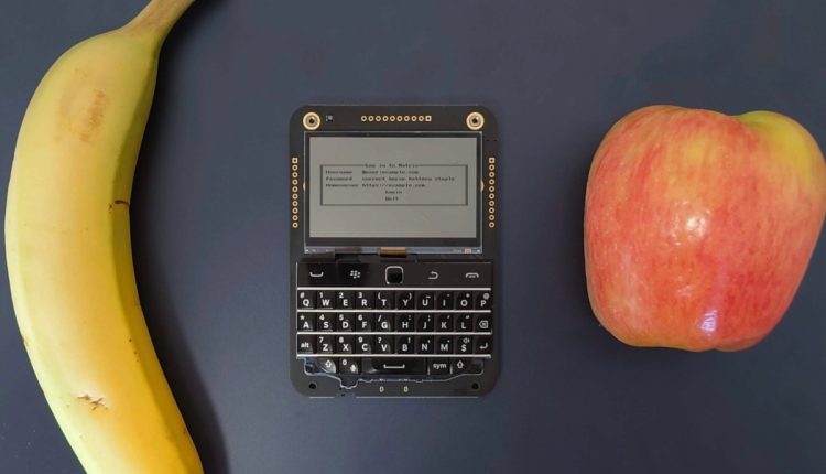 Εντάξει, αλλά τι θα λέγατε για μια συσκευή Raspberry Pi με πληκτρολόγιο BlackBerry σχεδιασμένο για το Beeper;
