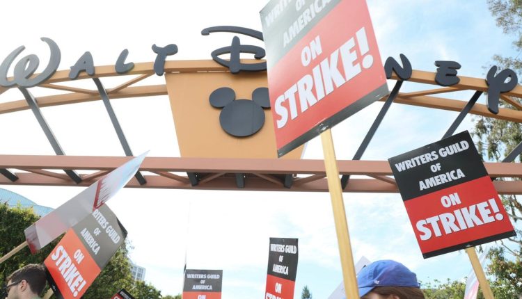 Η Disney λέει ότι οι Showrunners πρέπει να λειτουργούν παρά την απεργία των συγγραφέων
