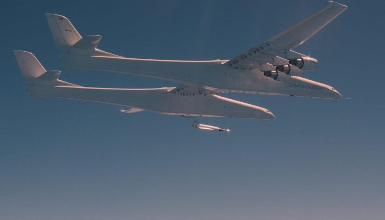 Η Stratolaunch απελευθερώνει δοκιμαστικό αεροσκάφος από το μεγαλύτερο αεροπλάνο του κόσμου
