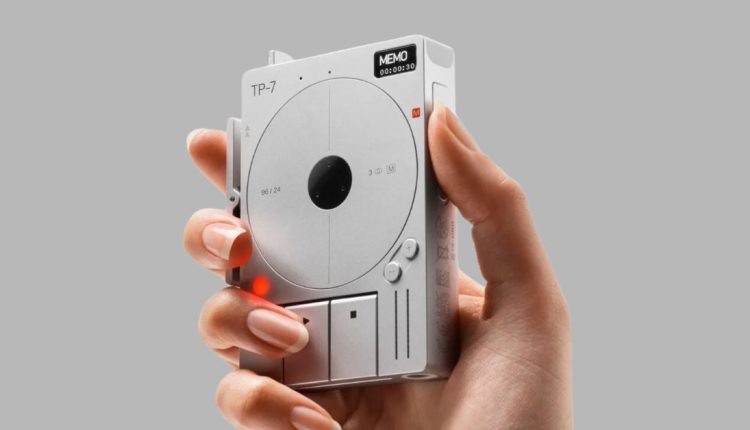 Η συσκευή εγγραφής ήχου της Teenage Engineering, αξίας 1.500 δολαρίων, διαθέτει «μηχανοκίνητο καρούλι ταινίας»
