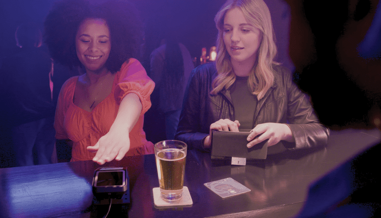 Η τεχνολογία σάρωσης παλάμης της Amazon ξέρει επίσης πόσο χρονών είστε