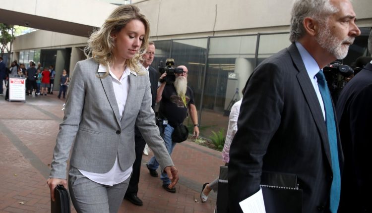 Η ώρα για την Ελίζαμπεθ Χολμς έφτασε
