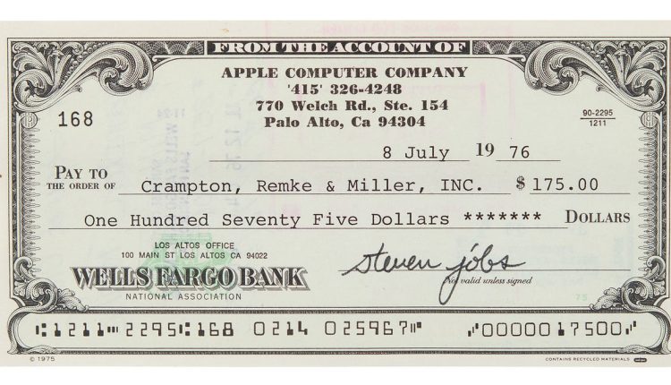 Μια επιταγή 175 $ που υπογράφηκε από τον Steve Jobs το 1976 Μόλις πουλήθηκε για $107.000
