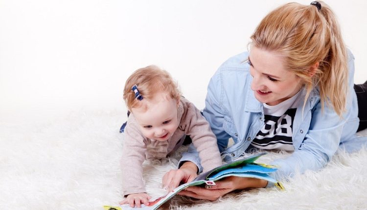 Μιλήστε στα μωρά σας: Μπορεί να βοηθήσει στη διαμόρφωση της δομής του εγκεφάλου τους, σύμφωνα με έρευνα