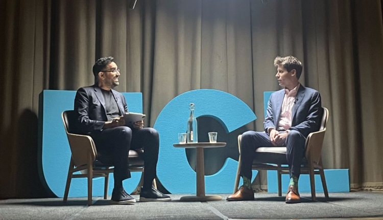 Ο Σαμ Άλτμαν πουλά υπερέξυπνη ηλιοφάνεια καθώς οι διαδηλωτές ζητούν παύση του AGI
