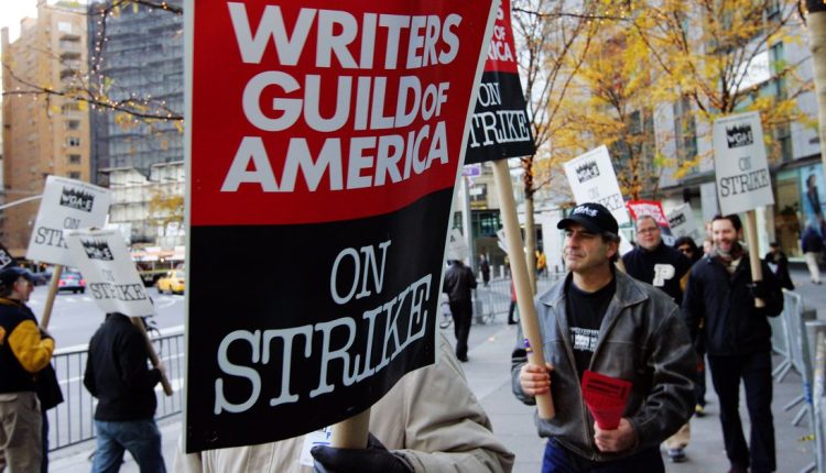 Οι σεναριογράφοι του Χόλιγουντ απεργούν για τους χαμηλούς μισθούς που προκαλούνται από την έκρηξη του streaming.