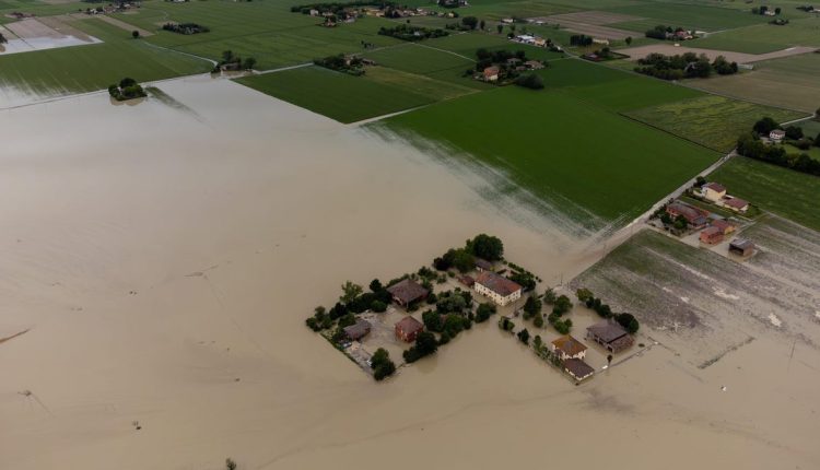 Οι φωτογραφίες δείχνουν τον ακραίο αντίκτυπο των θανατηφόρων πλημμυρών της Ιταλίας
