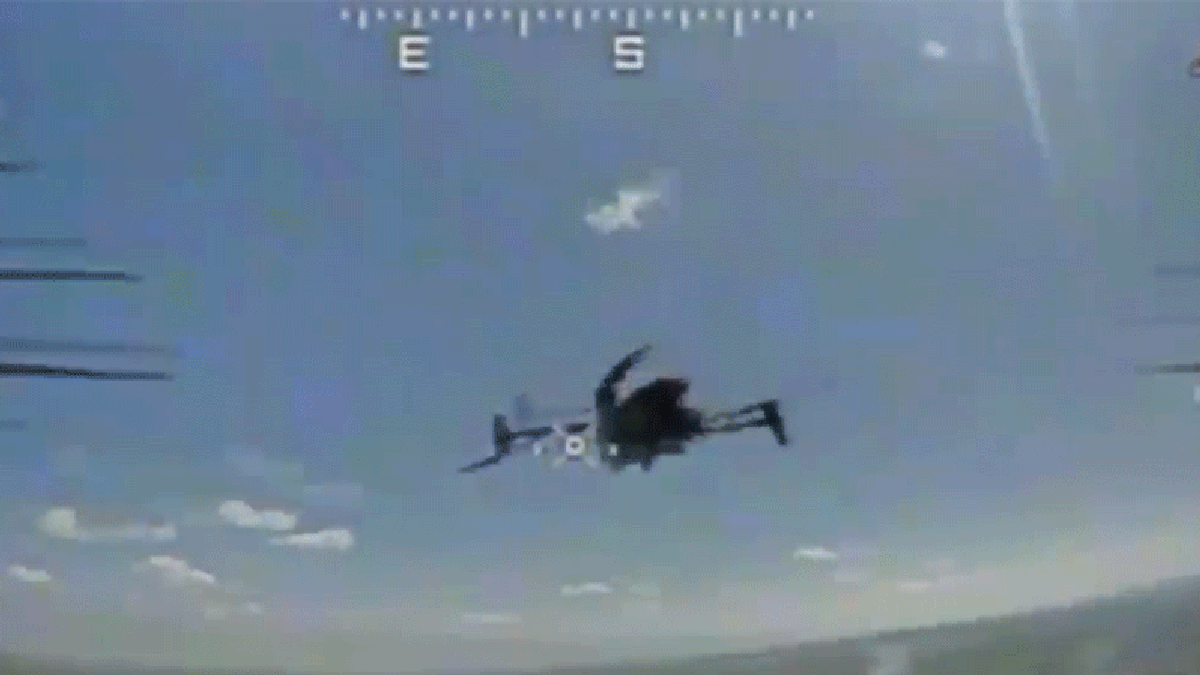 Παρακολουθήστε τα "Kamikaze Drones" της Ουκρανίας να χτυπούν φορτηγά, τανκς, άλλα drones
