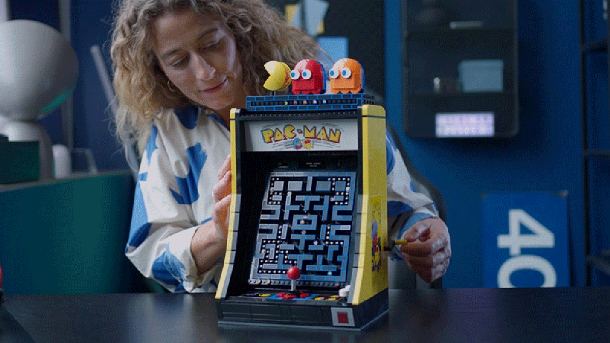Παρακολουθήστε το Pac-Man Get Chased by Ghosts στο νέο Retro Arcade Cabinet της Lego
