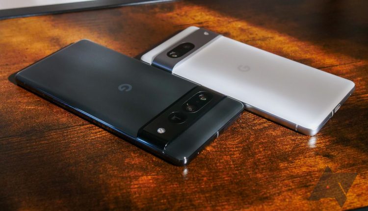 pixel-7-pixel-7-pro-back-to-back 1