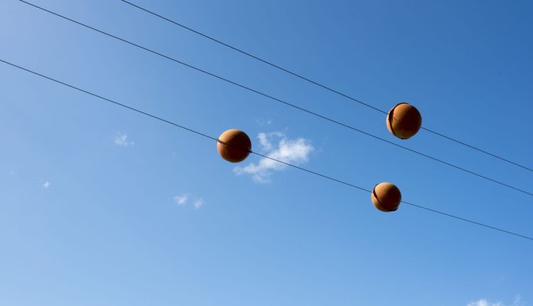 Ποιες είναι αυτές οι πολύχρωμες μπάλες στα ηλεκτρικά καλώδια; – LifeSavvy