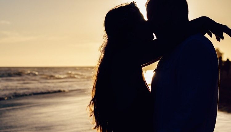 Πριν από 4.500 χρόνια στην Μεσοποταμία: Το πρώτο καταγεγραμμένο ερωτικό φιλί της ανθρωπότητας [μελέτη]