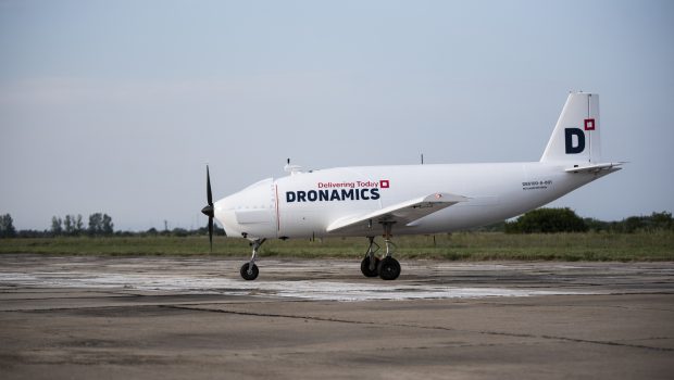 Ρομποτικό φοργηγό αεροπλάνο ετοιμάζεται για απογείωση